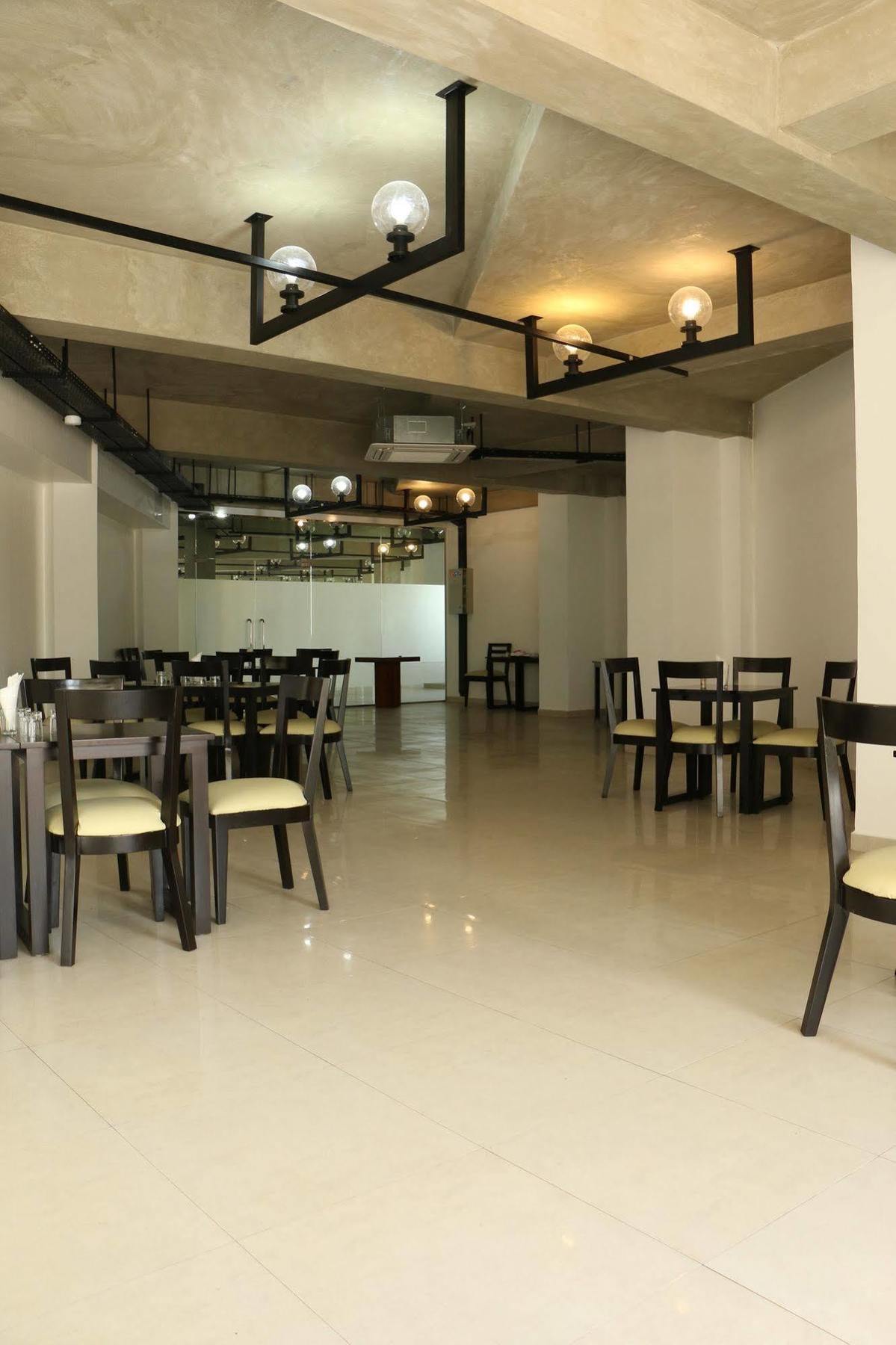 Saninro Hotel - Ragama Экстерьер фото